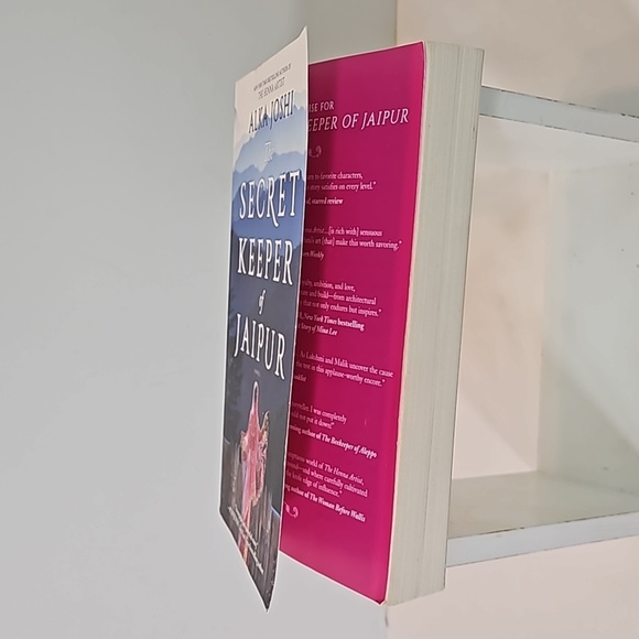 The Secret Keeper of Jaipur By Alka Josh Publisher Mira  Paperback edition 2021 - Picture 14 of 17